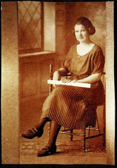 Picture of Minnie Pearl Underhill Knowles, age 19